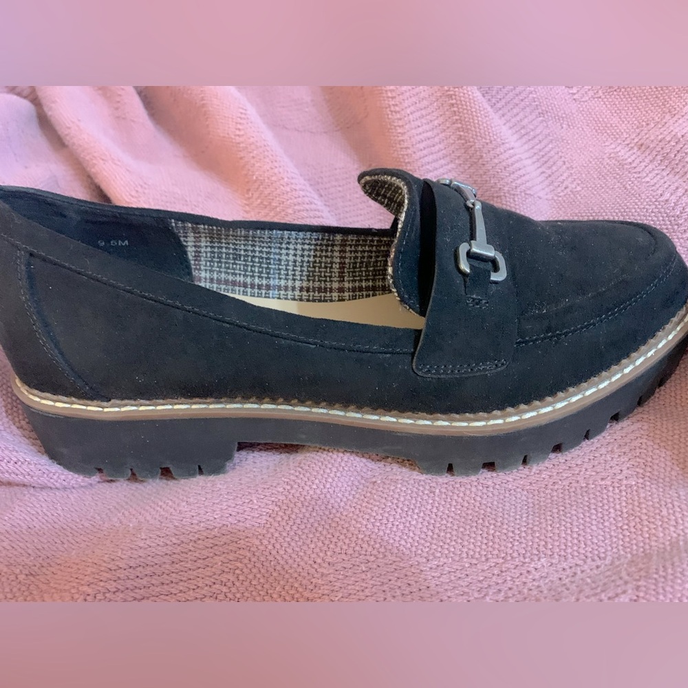 Like new Jellypop suede style loafers